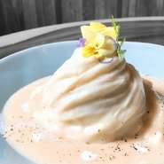 お米を主食に育った黄身まで白い高級ブランド卵・青い森のこめたまを使用。ソースにはチーズをたっぷりと溶かし込みトリュフパウダーやエディブルフラワーを贅沢にあしらったワンランク上のオムライスです。