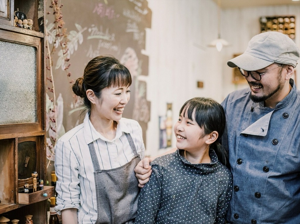 仲良し夫婦の心がこもったおもてなしにほっこりとした気分に…