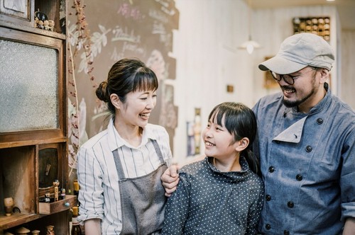 仲良し夫婦の心がこもったおもてなしにほっこりとした気分に…