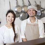 お客様との会話のやり取りを楽しみながら料理ができるように、長いカウンター席を用意。シェフがつくる美味しい料理と「お嫁ちゃん」の優しい笑顔。心まで温かくなるようなおもてなしを二人でつくり上げています。