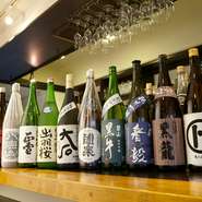 山形の銘酒『出羽桜』、新潟の『八海山』など魚料理にピッタリの日本酒を取り揃えています。地酒も1杯500円から楽しめるので、お酒の飲み比べもおすすめです。