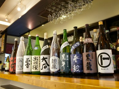 魚料理を引き立たせる厳選した日本酒が豊富