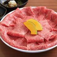 特選ロースと上モモ肉のセットです。薄切りな特選のお肉をさっと炙って月見ユッケダレ、もしくはおろしポン酢ダレで味わってください。