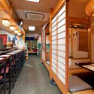 カウンター席と、掘りごたつ席、個室にもなる座敷がある店内。女将さんや料理長をはじめ、スタッフの明るく気持ちの良い接客が、お店の居心地の良さをつくりだします。