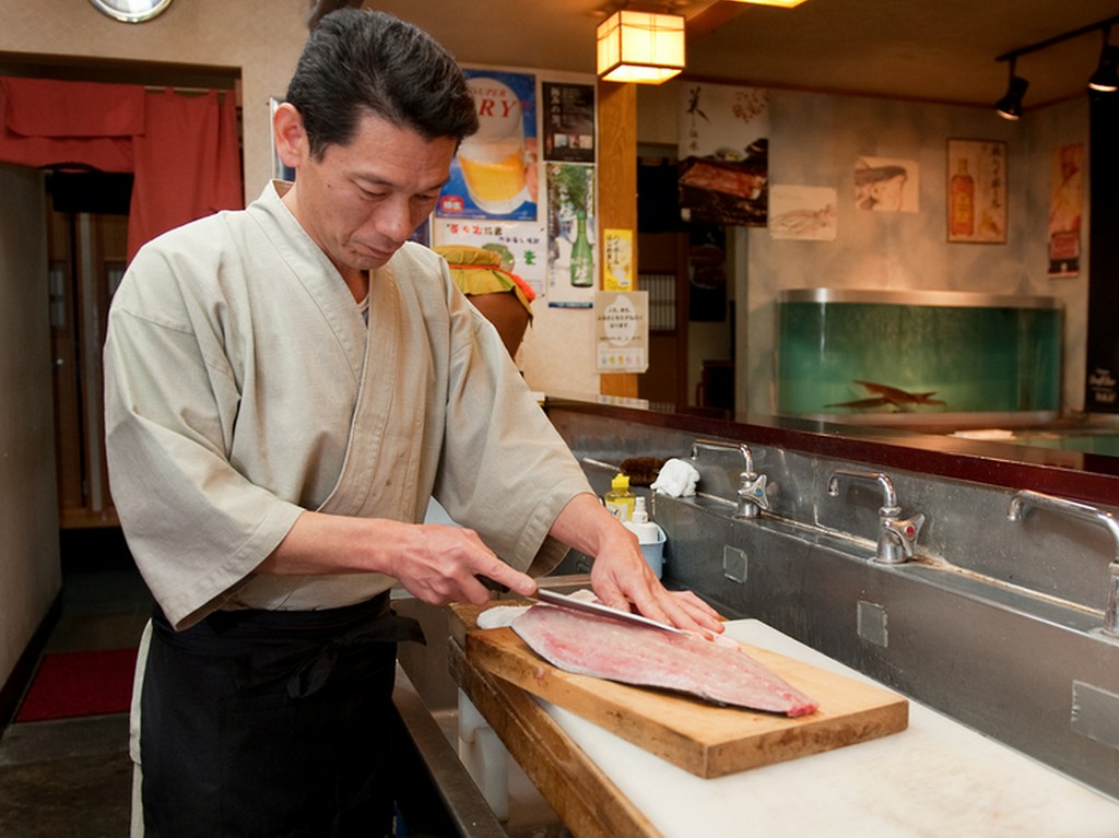 料理長自慢の美味しい魚料理を、ゆっくりと満喫