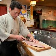 活イカをはじめとした鮮度抜群のお造りと、タレが自慢の美味しい『鰻』や『フグ料理』。そしてお手頃な価格の『定食』もあり、何度訪れても新しい美味しさを発見できます。料理長渾身の一皿を心行くまで堪能！