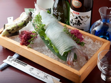 鮮度抜群、旨みたっぷりの『活イカの活造り』