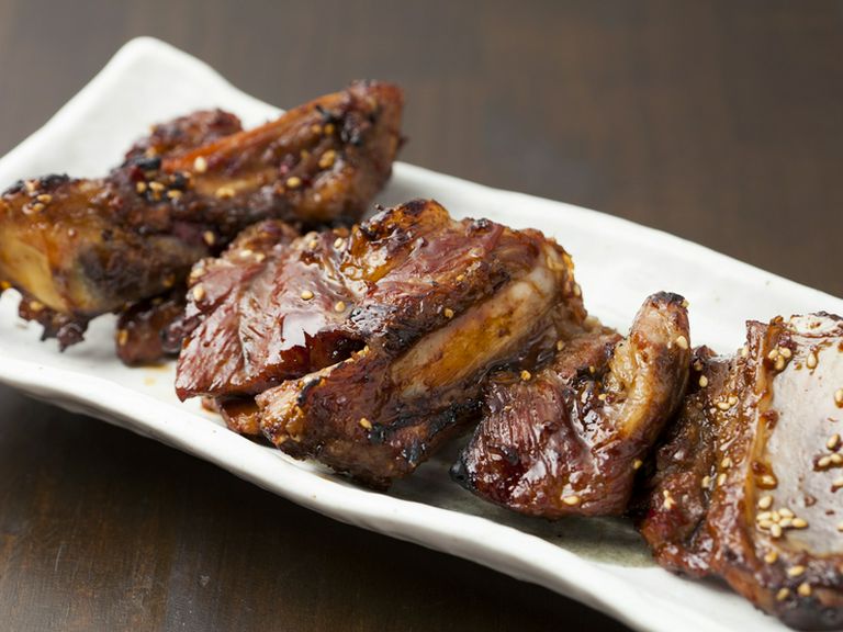 当店イチオシ! 豪快にかぶりつきたい『名物 骨付きカルビ』