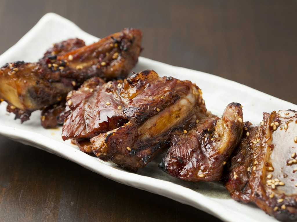 当店イチオシ！　豪快にかぶりつきたい『名物　骨付きカルビ』