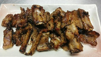 ガブリと豪快に食べたい人気Ｎｏ.1メニュー『名物　骨付カルビ』