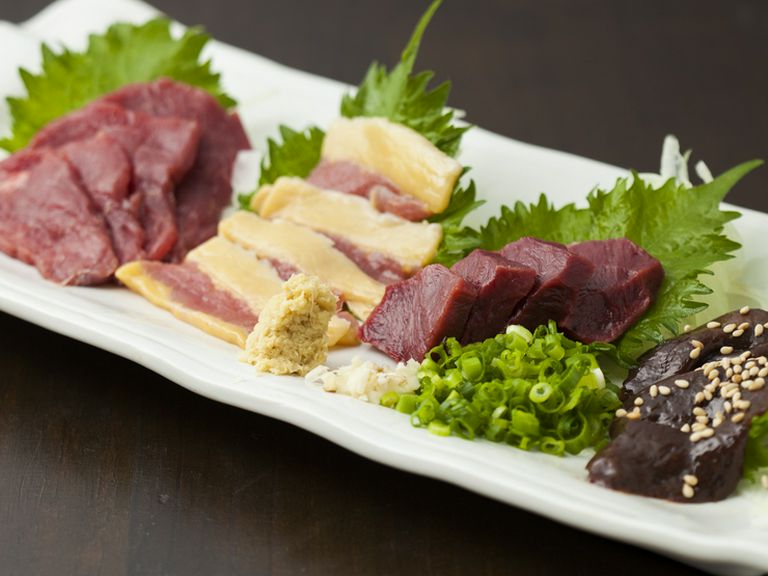 独特の風味と歯ごたえが絶品『新鮮馬刺　三点盛〜五点盛』