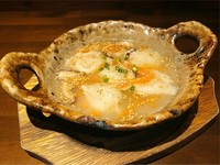 じっくり時間をかけて煮込んで仕上げた楽園オリジナル豚骨スープと、厚め皮の特製餃子の相性が抜群。