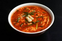 鶏ガラをベースにしたスープに、秘伝の辛みタレを加えた人気の一品。好みにより辛さの調整も可能です。