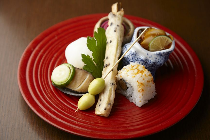 旬の素材を華やかに仕立てた『車八寸(5種盛合せ)』