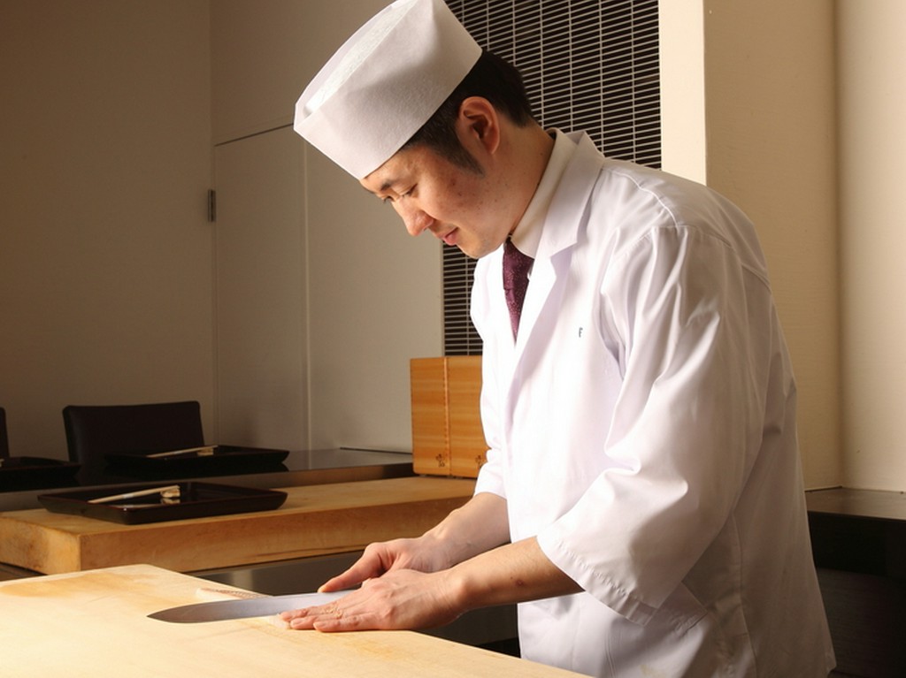 旬の食材を活かしてつくる繊細な料理　