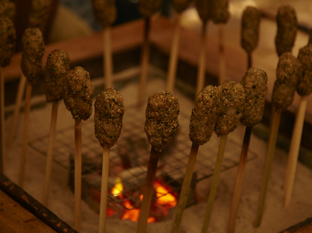 炭火が照らすノスタルジックな空間