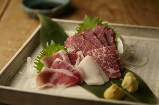 故郷の名店から仕入れる鮮度抜群の「馬肉」