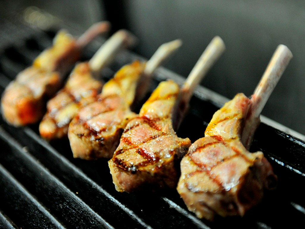 備長炭で焼き上げた『ウルトラチョップ（ラムチョップ）』が絶品