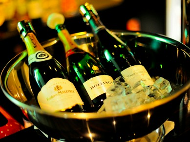 グラスワインに、ボトルワイン、スパークリングワインも充実