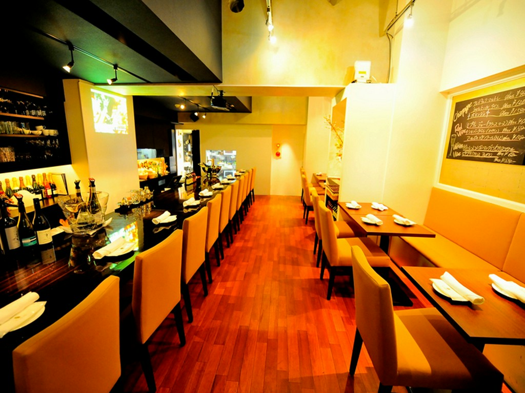 カウンター席が中心のバル。ひとりで気軽に立ち寄れます