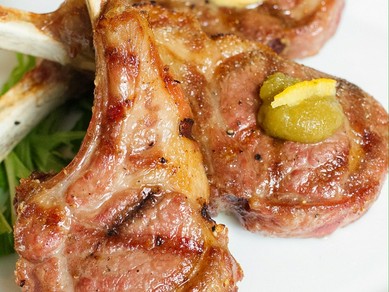 最高級ラムを使用した『ウルトラチョップ（ラムチョップ）』