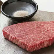 「うしごろブランド」で取り扱う正肉は、国産黒毛和牛の中でも最高級A5ランクのみを使用しています。その中でも『貫』では赤身肉を多く取り扱い、産地は宮崎県産の若い雌牛にこだわってご用意しております。