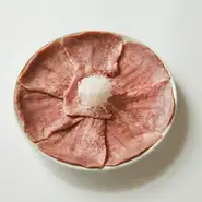 「うしごろブランド」で取り扱う正肉は、国産A5黒毛和牛の中でも最高級品のみを使用しています。
極上の焼肉をお楽しみください。