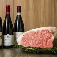 お洒落な落ち着いた雰囲気のインテリアでゆっくりお食事を楽しんで頂けます。
 肉、料理、サービス、全てにおいて最上級の店「うしごろ」です。
