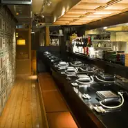 当店では落ち着いてお食事を頂けるように配慮をしております。

 清潔感のある空間とお客様目線の細やかなサービスを。
大切なシーンでも安心してご利用頂けます。