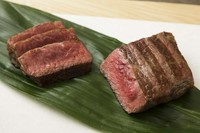 外はカリッ、中はジューシー、噛んだ瞬間に溢れ出す肉汁は絶品です。極上赤身の塊肉をお楽しみください。
100ｇ　　1,500円
200ｇ　　3,000円