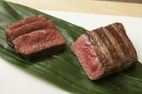 外はカリッ、中はジューシー、噛んだ瞬間に溢れ出す肉汁は絶品です。極上赤身の塊肉をお楽しみください。
100ｇ　　1,500円
200ｇ　　3,000円