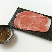 肉質がきめ細やかで、やわらかく霜降りが多いのが特徴
口の中いっぱいに肉の旨みがひろがるサーロインを
自家製おろしポン酢であっさりとお召し上がりください