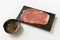肉質がきめ細やかで、やわらかく霜降りが多いのが特徴
口の中いっぱいに肉の旨みがひろがるサーロインを
自家製おろしポン酢であっさりとお召し上がりください