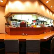 肩肘張らずに気軽に立ち寄れるのが魅力的。店内にはカウンター席があるので、ひとりでもゆっくりとくつろげる雰囲気が嬉しいところ。ランチや会社帰りに美味しい食事やお酒で憩いのひとときを過ごせるお店です。