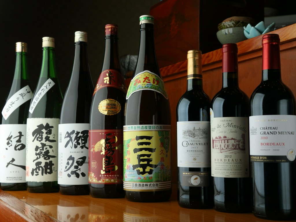 日本酒をはじめドリンク類も種類豊富に楽しめる