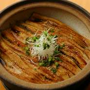 柔らかな穴子とごぼうでしっかりダシをとったご飯と一緒に炊いた一品。箸が止まらない美味しさを堪能。