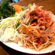 タイのイサーン地方を代表する料理のひとつ、『サムダム』が自慢の一品です。日本では珍しい「青パパイヤ」のサラダです。幼少の頃から食べ慣れたふるさとの味を、ぜひ味わってみてください。