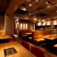 当店では落ち着いてお食事を頂けるように配慮をしております。
周りを気にせずにお食事を楽しんでいただける半個室、個室も御座います。
清潔感のある空間と細やかなサービスをどうぞ。
