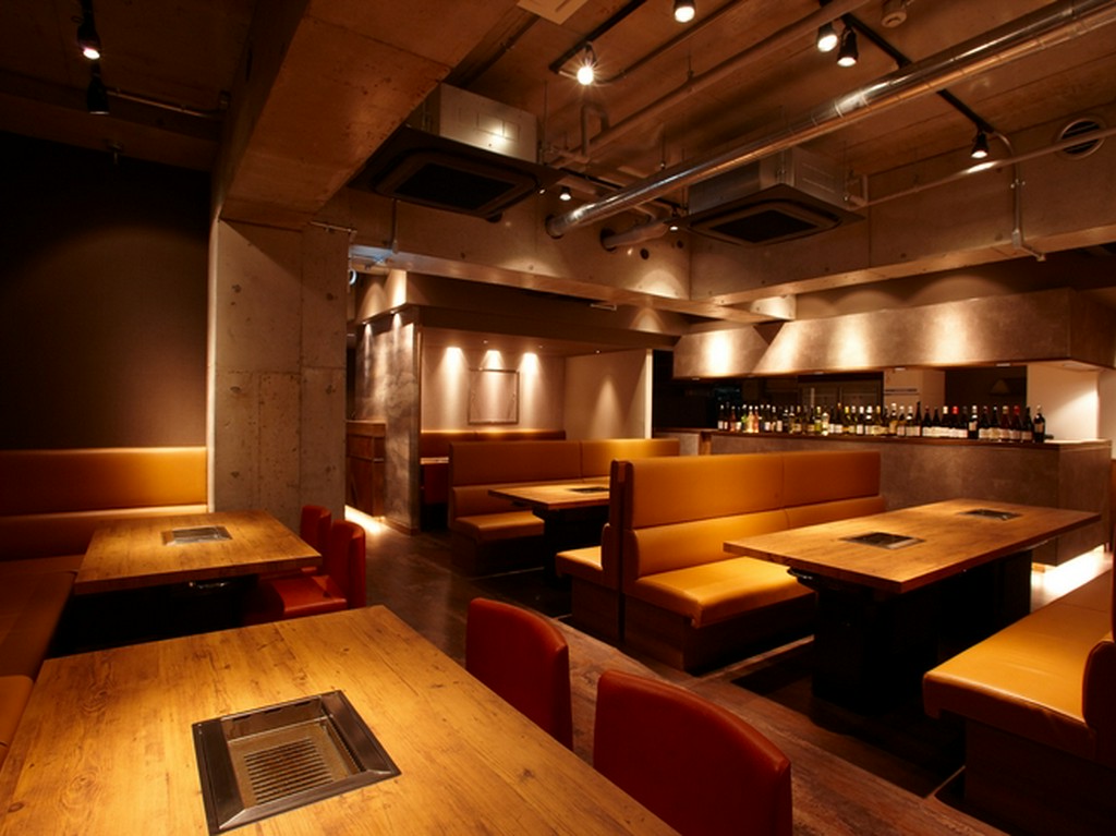 落ち着いた店内・無煙ロースターを使用、クリーンでお洒落な空間