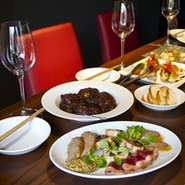 コースは2種類ご用意！フリードリンクで、店内にあるドリンクはほぼ全て飲むことができ、歓送迎会やパーティーなどにおすすめです。デザート付きのコースもあるので、女性が参加するときにも喜ばれます。