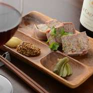 『フォアグラパン』や『グラタン』など、店の看板メニューの他にも、たくさんおすすめ料理があります。たとえば、鶏のレバーと、豚・牛の合挽をパテにした『パテドカンパーニュ』はレバー感が好きな方に人気です。