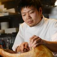 『アマトリチャーナ・ブカティーニ』などイタリアン出身のシェフがつくる本格パスタが食べられます。『シラスとカブのユズ胡椒風味クリームソース』は2月頃までの期間限定。メニューにないパスタも注文できます。