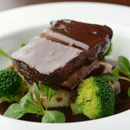 赤ワインに1日漬け込み、翌日1日かけて煮込んだとろとろの牛タン。お口の中でとろけていきます。