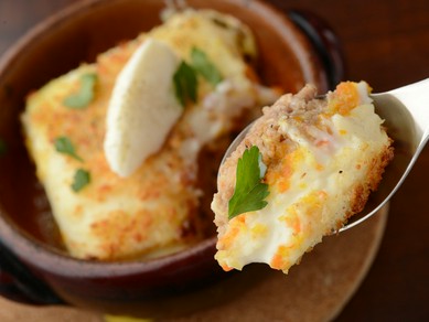 『鶏と鴨のサルシッチャと香味野菜のグラタン仕立て』