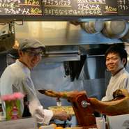 カウンターがあるので、店長やシェフとも会話が弾みます。