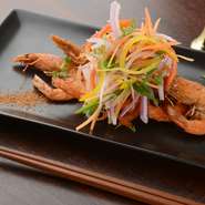 注文に応じてメニューにない料理もシェフが対応。写真は『ソフトシェルシュリンプのフリット』です。