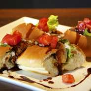 「やきそばパンのように高級フォアグラを手軽に食べられるように」というコンセプトで生まれた『フォアグラパン』。パンがふわふわ過ぎてもかた過ぎても楽しめないので、パンの種類にもこだわっています。