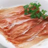 4年熟成の芳醇な生ハムは、現地スペインでも人気のハブーゴのイベリコ豚です。質が優れているとされる「ベジョータ」ランクの生ハムを厳選しています。