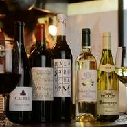 隠れ家的なお店で、目立ちにくい場所にあり店内は落ち着いた雰囲気です。一人で飲みたいときや、静かに飲みたいときに、心安らかに飲めるのでおすすめです。