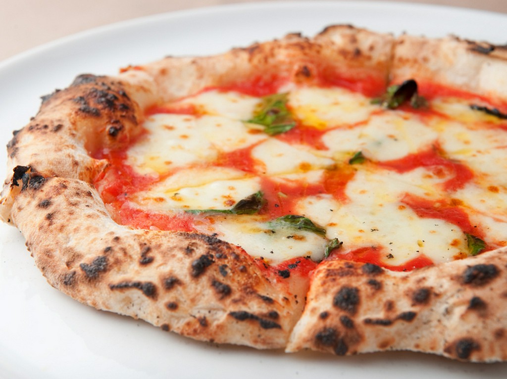 当店自慢のピザ釜で焼き上げる『本場の釜焼きピッツァ』